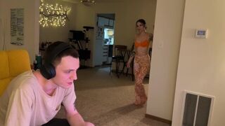 Подслушала, как парень моей соседки по комнате сказал, что трахнет меня, поэтому я позволила ему порно